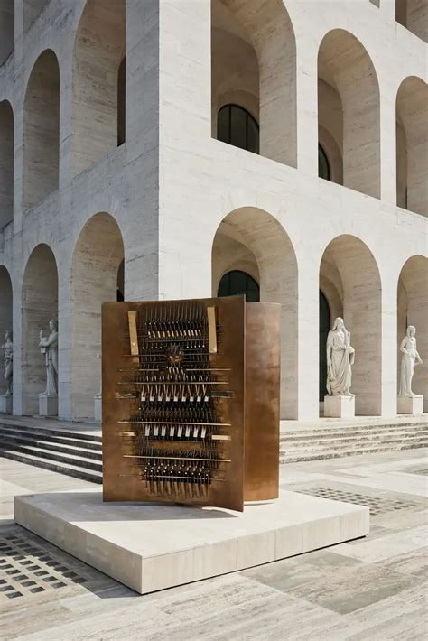 fendi al colosseo quadrato opere di pienone|Cosa vedere a Roma: da Fendi la mostra di Arnaldo Pomodoro.